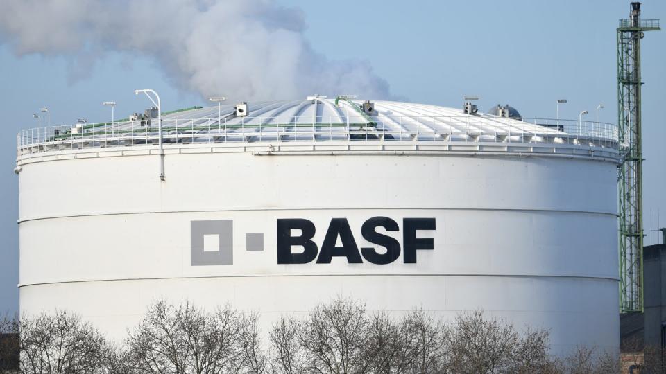 Das Logo des Chemiekonzerns BASF ist auf einer Industrieanlage auf dem Werksgelände in Ludwigshafen angebracht.