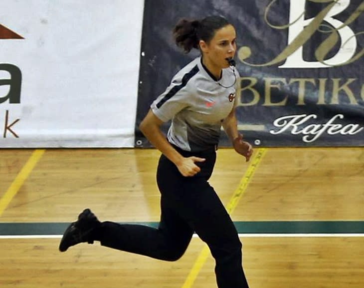 La árbitra Esperanza Mendoza. Foto: Delegación de Baloncesto de Salamanca.