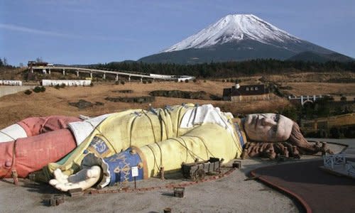 Imagen del Parque Gulliver abandonado en Japón. Al fondo el totémico Monte Fuji. (Imagen vista en Destino Infinito).