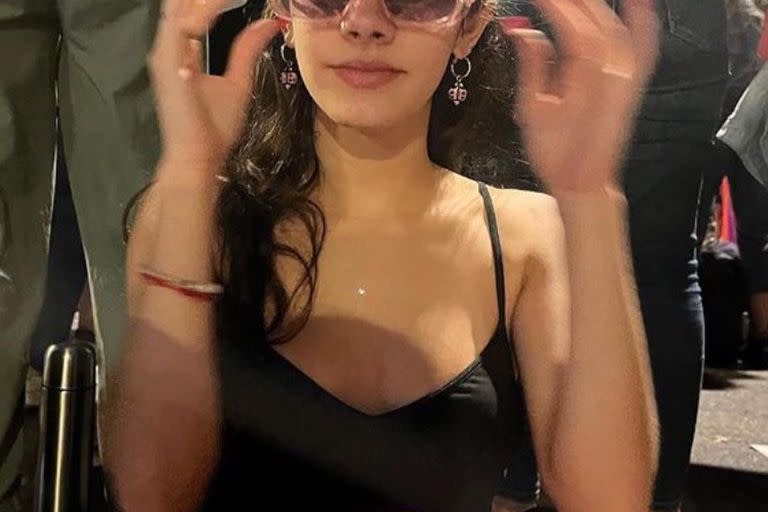 Morena Echarri posando con gafas rosadas