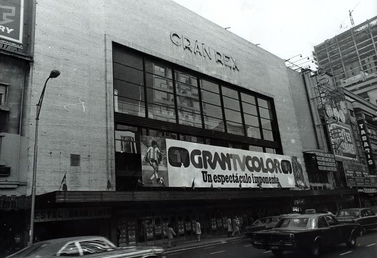 Imagen captada en 1979 del cine Gran Rex promocionando la TV en color
