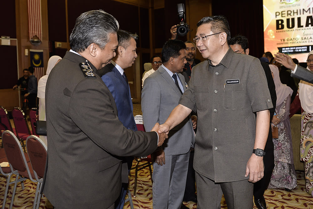 Agriculture and Agro-based Industry Minister Datuk Salahuddin Ayub greets officers after the ministry’s monthly assembly in Putrajaya May 23, 2019. — Picture by Miera Zulyana