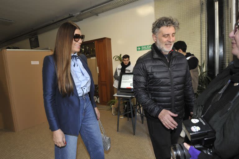 Florencia de la V y Pablo, su marido, en la jornada electoral