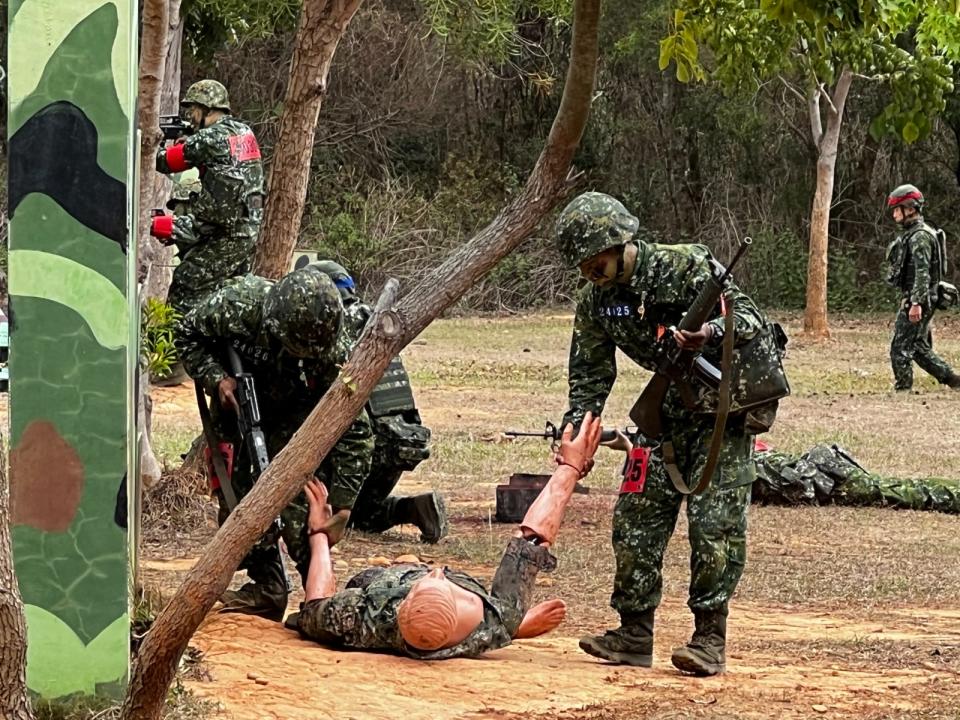 為講究仿真戰場情境，國軍戰傷救護演練中會對假人噴上大量假血。圖為國軍一年期義務役首梯次入伍新兵2024.3.20在成功嶺基地進行期末鑑測的震撼教育項目，同時進行戰傷救護、後撤傷員等。郭宏章攝