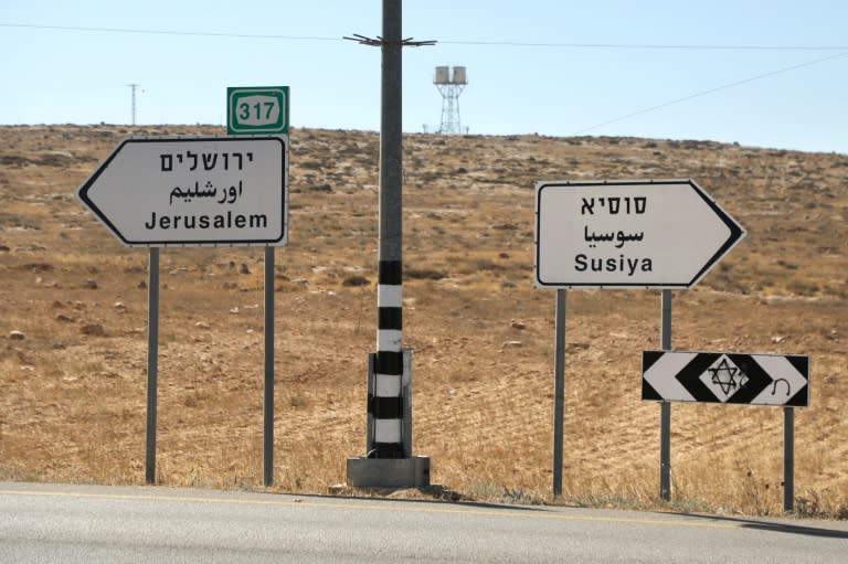 Unas señales marcan la dirección hacia Jerusalén y Susya, en el sur de Cisjordania ocupada, en una imagen del 17 de julio de 2024 (Mosab Shawer)