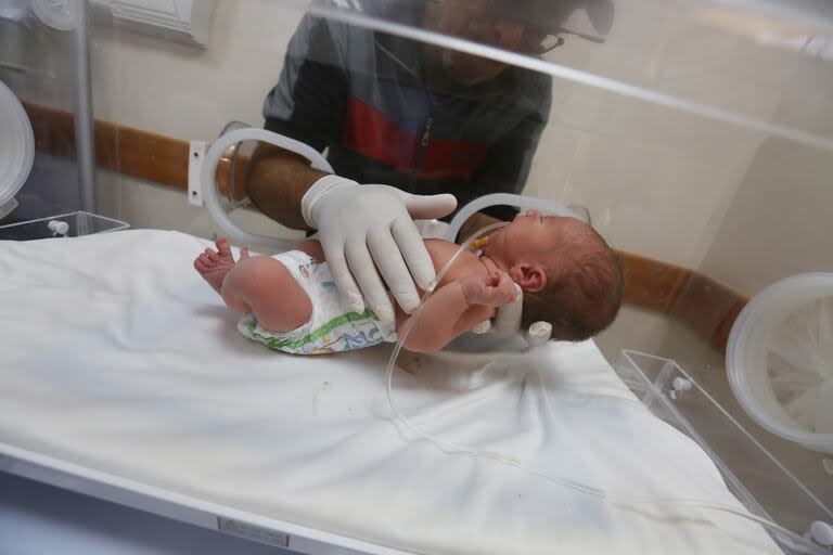 Malek Yassin, un bebé recién nacido, es atendido en un hospital de Gaza luego de que fuera extraído por cesárea del vientre de su madre, Ola al-Kurd, quien murió en un bombardeo israelí. (Omar Ashtawy/APA Images via ZUMA Press Wire/dpa)