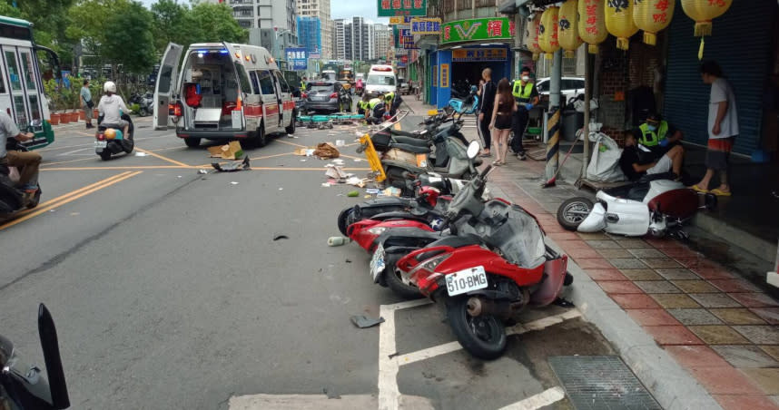 鄭男失控暴衝撞毀3輛行進的機車，又波及路邊7輛機車及1輛汽車。（圖／翻攝畫面）