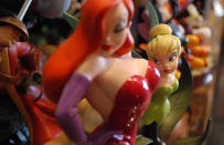 <p>Der rassigen, rothaarigen Jessica Rabbit haben sicher nur wenige Damen etwas entgegenzusetzen. Das scheint auch Tinkerbell nicht ganz entgangen zu sein. Disney lebt! (Bild: <a rel="nofollow noopener" href="http://www.thisisphotobomb.com" target="_blank" data-ylk="slk:www.thisisphotobomb.com;elm:context_link;itc:0;sec:content-canvas" class="link ">www.thisisphotobomb.com</a>)</p>