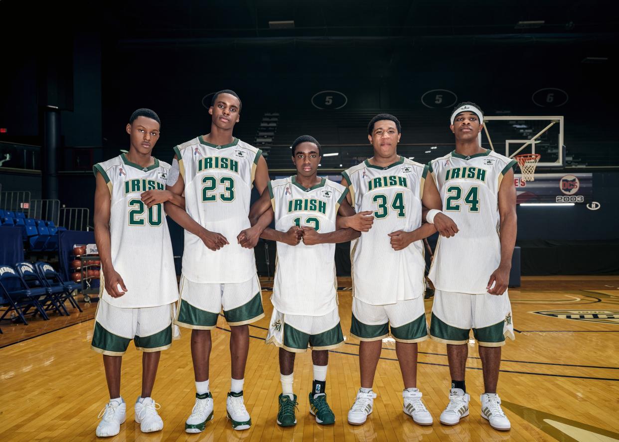 SHOOTING STARS, from left: Avery Serell Wills Jr., Marquis Mookie Cook, as LeBron James, Caleb McLaughlin, Khalil Everage, Sterling Henderson, 2023. ph: Oluwaseye Olusa / © Peacock / Courtesy Everett Collection