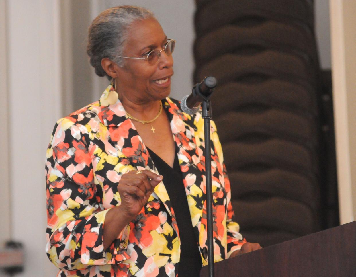2007 StarNews Media Lifetime Achievement Award recipient Linda Pearce Thomas speaks during the 2014 award luncheon in Wilmington.