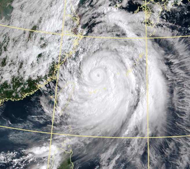 中颱軒嵐諾暴風圈逐漸通過東北角陸地，威脅宜蘭、新北、基隆。(翻攝自氣象局)