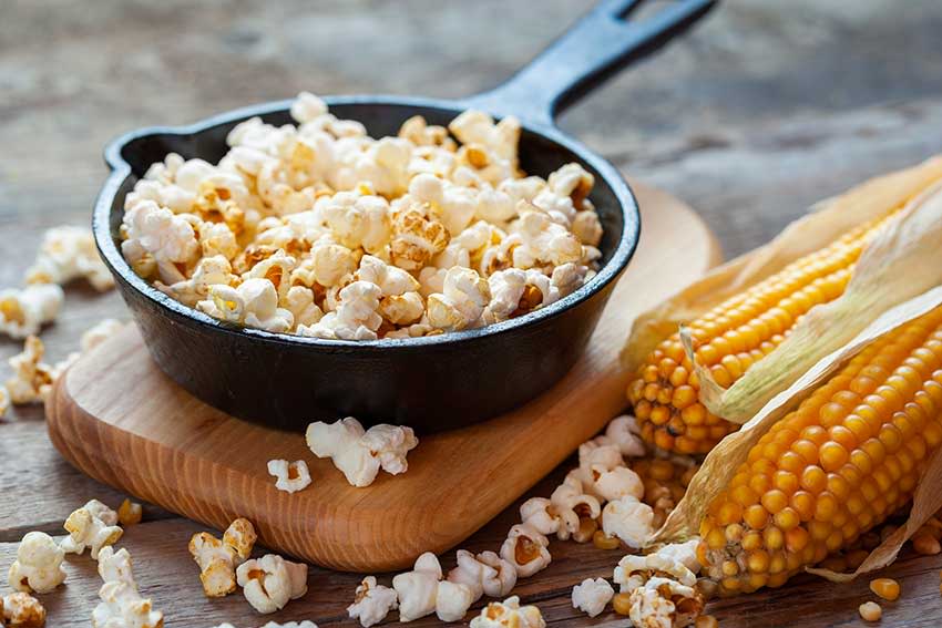 Palomitas de maíz caseras hechas en la sartén