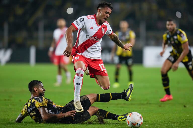 Enzo Díaz supera una barrida de Carlos Vivas en el enfrentamiento que abrió el grupo H por la Copa Libertadores; esta noche River y Táchira lo cerrarán.