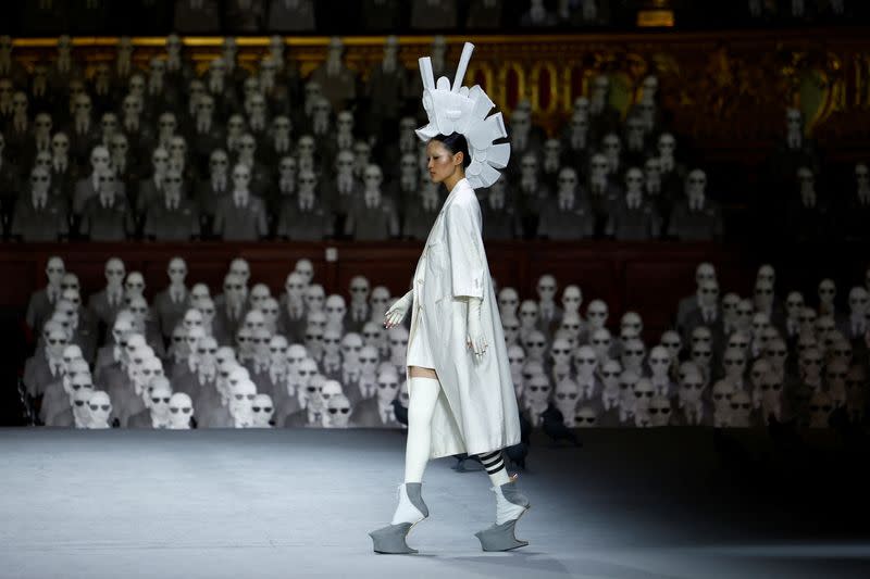 Foto del lunes del desfile de Thom Browne en la Semana de la Alta Costura en París