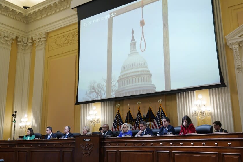 Un video muestra una horca improvisada en los alrededores del Capitolio de Estados Unidos colocada por partidarios del entonces presidente Donald Trump es exhibido durante una audiencia en el Capitolio, en Washington, la noche del jueves 9 de junio de 2022. (AP Foto/J. Scott Applewhite)