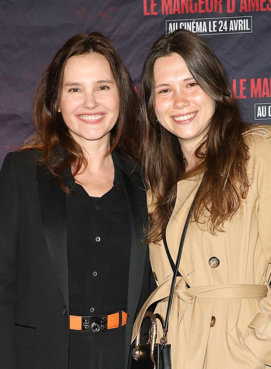 Virginie Ledoyen et sa fille Lila, souriante à Paris