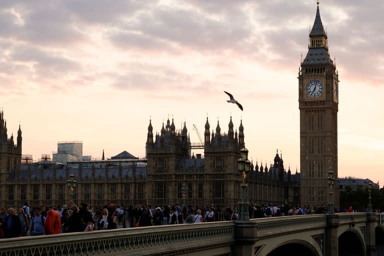 Members of the public join the queue on Westminster Bridge, as they wait in line to pay their respects to the late Queen Elizabeth II, Lying-in-State in the Palace of Westminster in London on September 14, 2022. - Queen Elizabeth II will lie in state in Westminster Hall inside the Palace of Westminster, from Wednesday until a few hours before her funeral on Monday, with huge queues expected to file past her coffin to pay their respects. (Photo by Odd ANDERSEN / various sources / AFP)