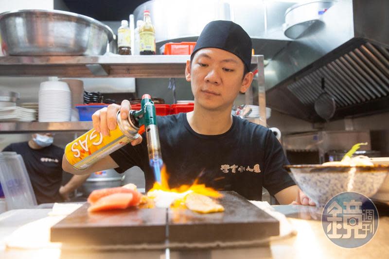 陳煥傑注重料理細節，精選炙燒食材的厚度與時間，圖中料理的比目魚鮨邊握壽司入口即化。