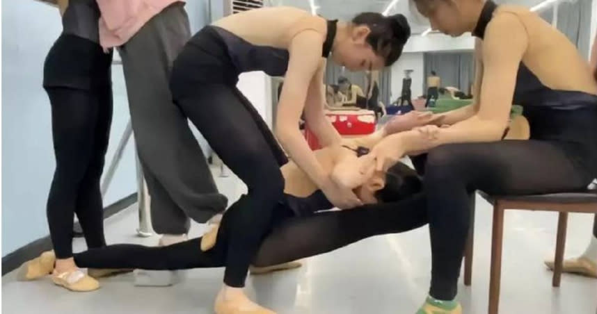 重慶一名女學生被舞蹈老師壓斷腿。（圖／翻攝畫面）
