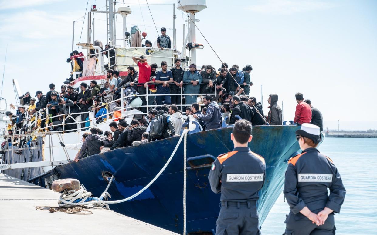 Illegal migrant arrive in Italy with the coastguard watching