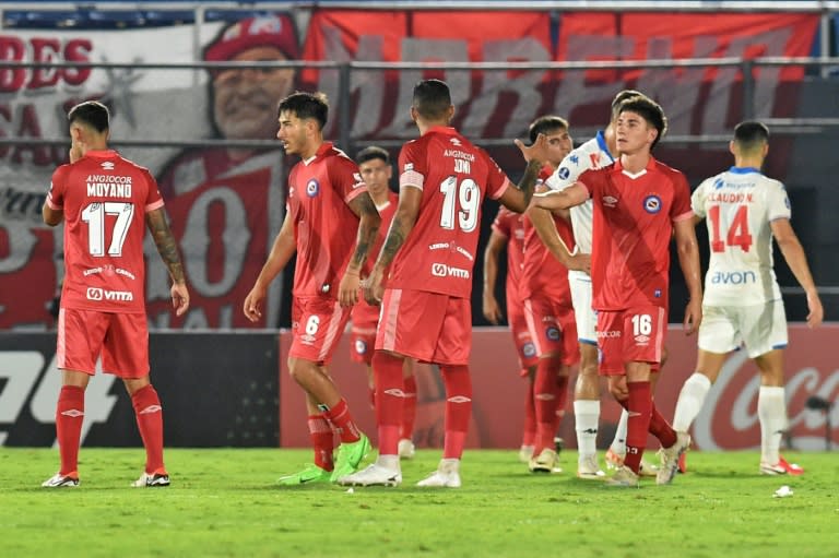 Los jugadores de Argentinos Juniors celebran su victoria ante Nacional de Paraguay en la Copa Sudamericana el 2 de abril de 2024 en Asunción (NORBERTO DUARTE)