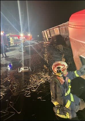 駕駛頭部受傷受困車內，警消破壞車體將他救出。（圖／翻攝畫面）