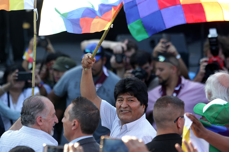 El expresidente boliviano Evo Morales agita una bandera wiphala en un evento en Buenos Aires, Argentina, el miércoles 22 de enero de 2020. (AP Foto/Daniel Jayo)