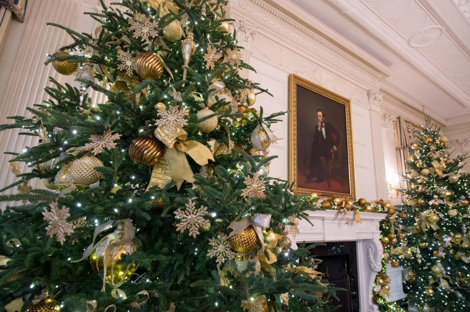 <p>Christmas decorations are seen in the State Dining Room during a preview of holiday decorations at the White House in Washington, DC, November 27, 2017. (Photo: Saul Loeb/AFP/Getty Images) </p>