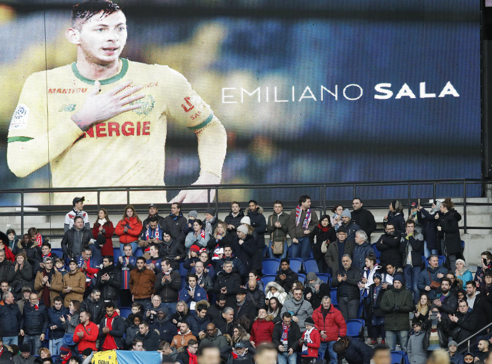 Un tributo al futbolista argentino Emiliano Sala se lleva a cabo previo al partido de la liga francesa entre Paris Saint-Germain y Burdeos, en el estadio Parc des Princes de París, el sábado 9 de febrero de 2019. (AP Foto/Christophe Ena)