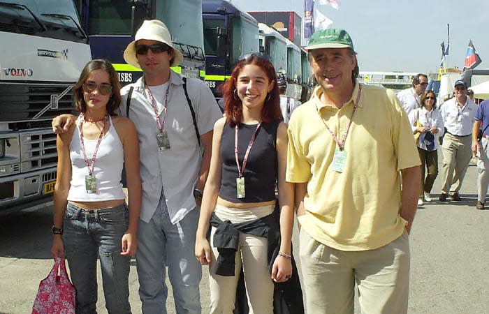 Serrat con sus hijas 