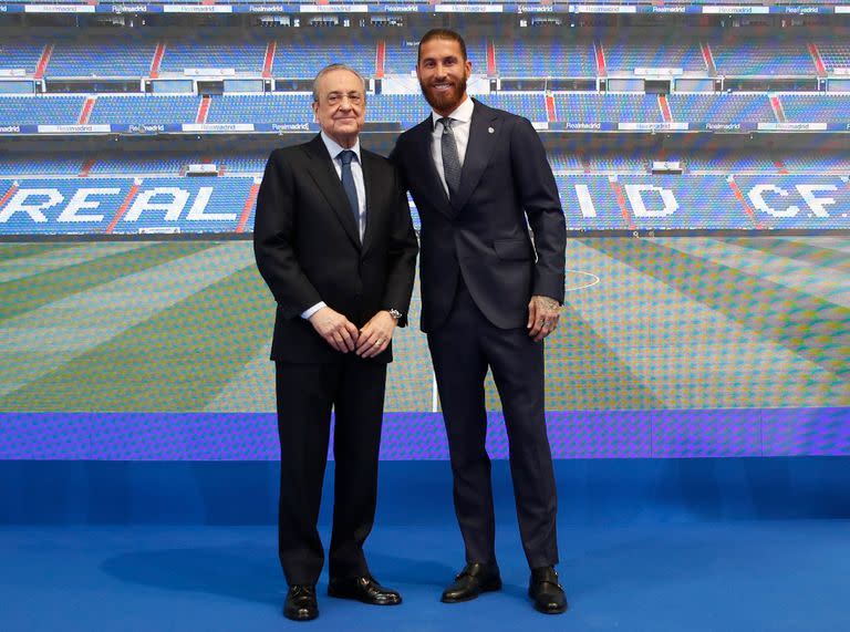 Florentino Pérez y Sergio Ramos en el homenaje de Real Madrid a su capitán en su despedida al cabo de 16 años; en 2021 se da una situación parecida a las de 2003 y 2018.