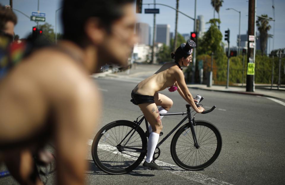 Orang-orang bersepeda di acara World Naked Bike Ride di Los Angeles, California pada 14 Juni 2014. Pihak penyelenggara mengatakan acara ini ditujukan untuk membela hak-hak para pengendara sepeda agar dapat bersepeda dengan aman di jalanan. REUTERS/Lucy Nicholson (UNITED STATES - Tags: SOCIETY)