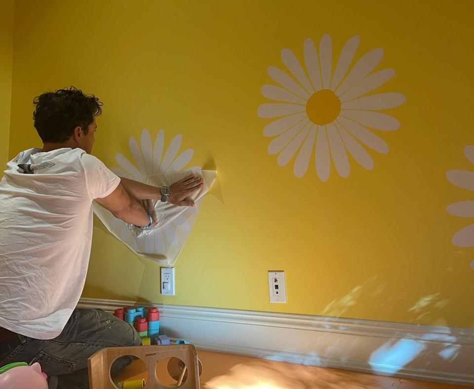 Orlando Bloom decorating Daisy's nursery