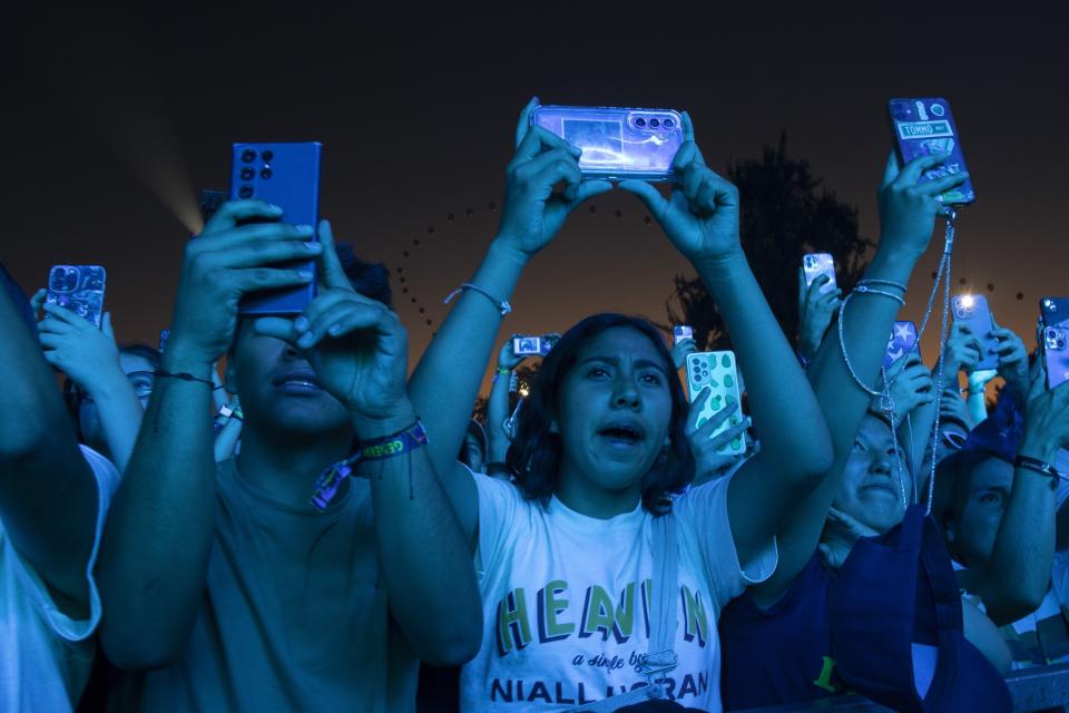 Fans en el concierto de la banda de rock británica Kasabian en el festival Corona Capital en la Ciudad de México, el sábado 19 de noviembre de 2023. (Foto AP/Alejandro Godínez)