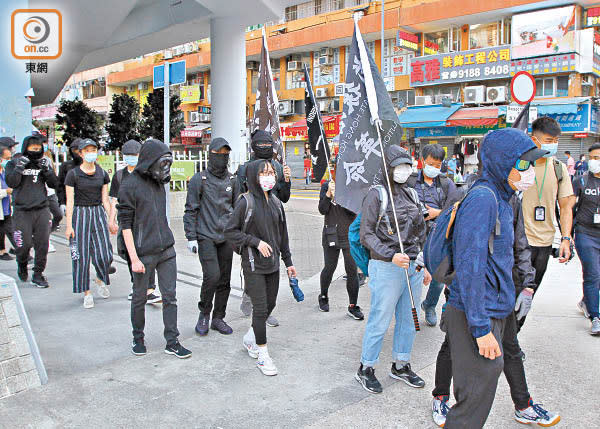 筲箕灣：行車路受阻，有人揮動黑色旗幟。（袁以諾攝）