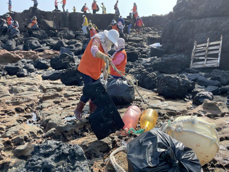 赤嶼淨灘活動合計清理約四百五十公斤海漂物及垃圾。（記者張翔翻攝）