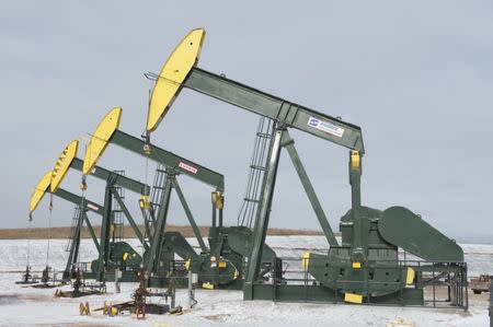 Pumpjacks taken out of production temporarily stand idle at a Hess site while new wells are fracked near Williston, North Dakota November 12, 2014. REUTERS/Andrew Cullen