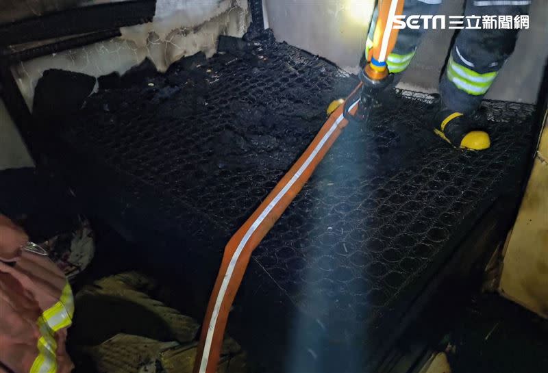 消防人員發現床墊起火燃燒。（圖／翻攝畫面）
