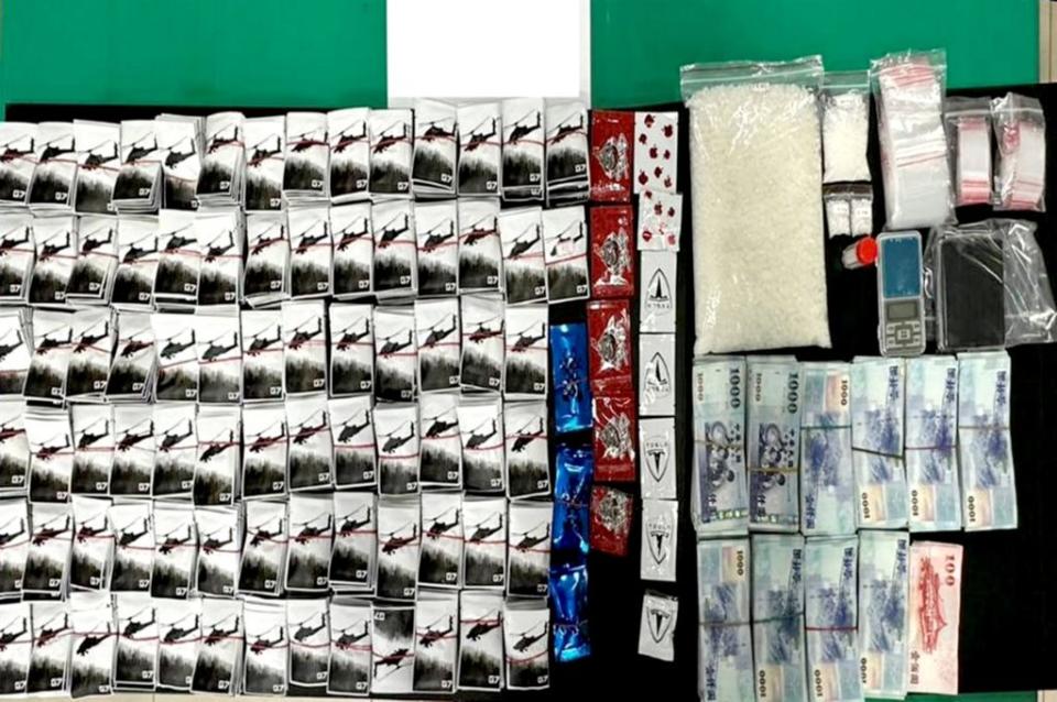 台中市警局在上月執行緝毒專案，短短十二天查獲十二公斤的各式毒品及贓款。（記者陳金龍翻攝）