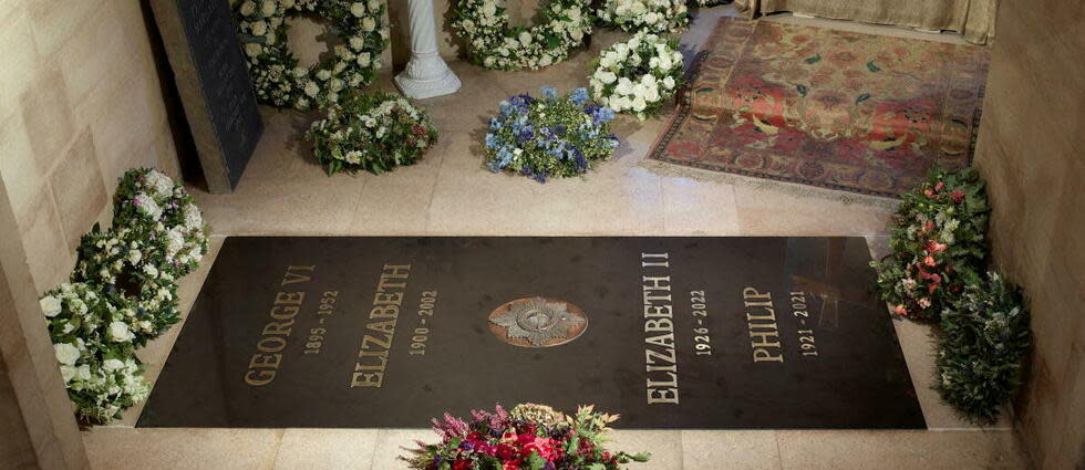 La pierre tombale porte désormais le nom d'Elizabeth II, au-dessus de celui de son mari, le prince Philip, décédé en 2021.  - Credit:- / ROYAL COLLECTION TRUST / AFP