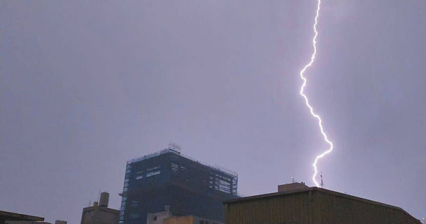 受鋒面影響，桃園市18日深夜至19日清晨，一整夜大雷雨狂轟，多處地區無預警停電，台電統計約1萬戶受影響，並表示將加強配電設備維護點檢。（圖／蔡明亘攝）