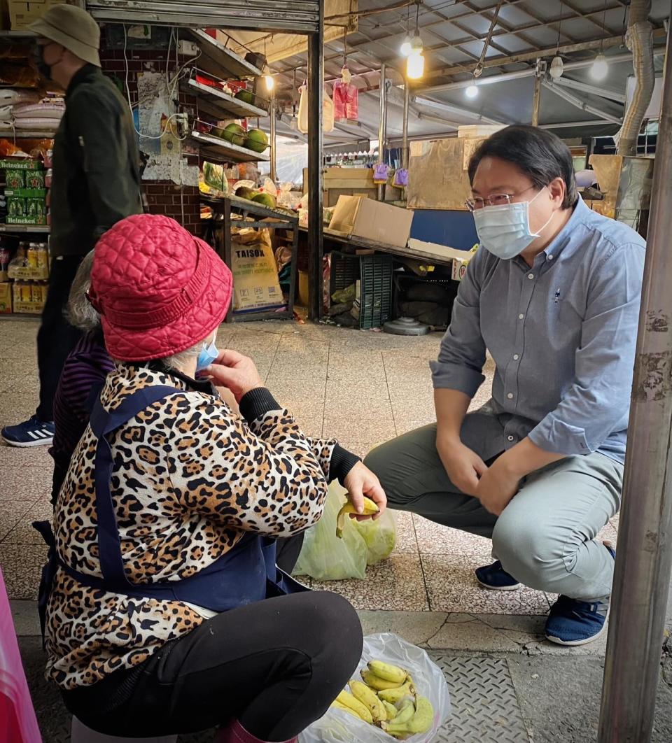 林右昌凌晨1點半在臉書發千字文，還貼了一張蹲下來和一名阿嬤對話寓意深遠的照片。   圖：翻攝林右昌臉書