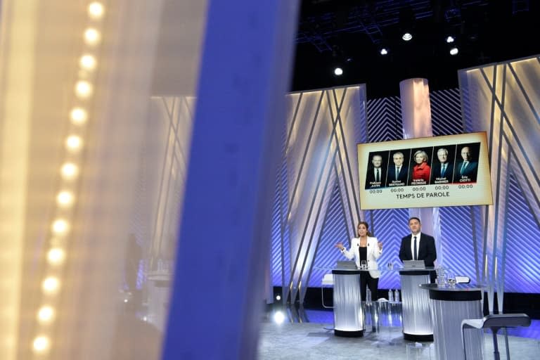 Les journalistes Léa Salamé (g) et Laurent Guimier lors du débat entre les candidats LR à l'investiture à la présidentielle de 2022, à Paris le 30 novembre 2021 - JULIEN DE ROSA © 2019 AFP