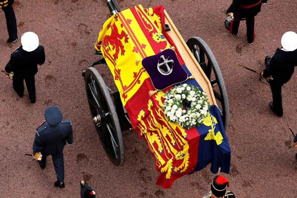 the coffin carrying queen elizabeth ii is transferred from buckingham palace to the palace of westminster