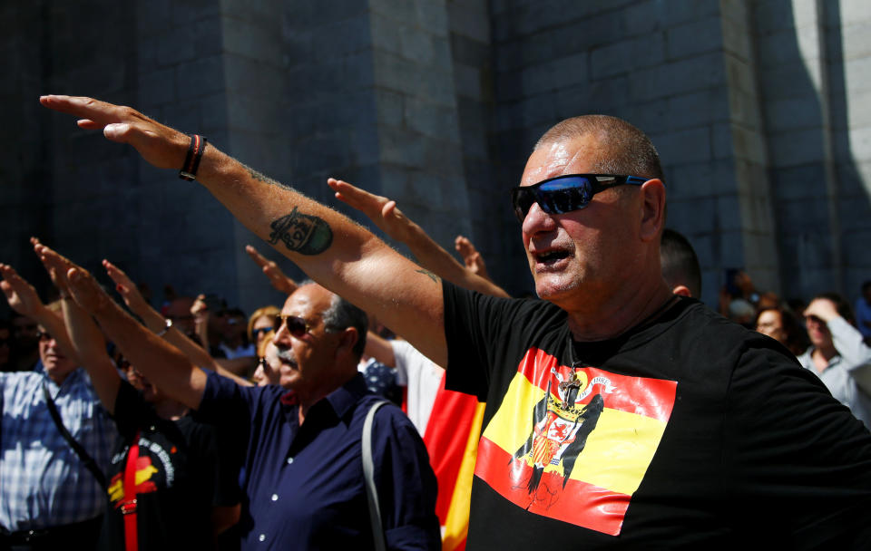 Cientos de personas protestan en el Valle de los Caídos contra la exhumación de Franco