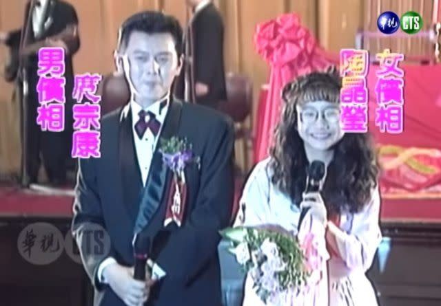 邰智源豪華伴郎伴娘團中，庹宗康、陶晶瑩當時看來相當青澀害羞。（圖／華視懷舊頻道YouTube）