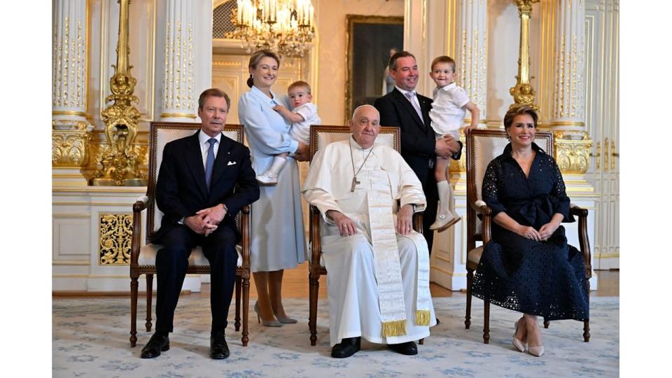 Guillaume and Stephanie pictured with their sons, Grand Duke Henri, Grand Duchess Maria Teresa and Pope Francis in September