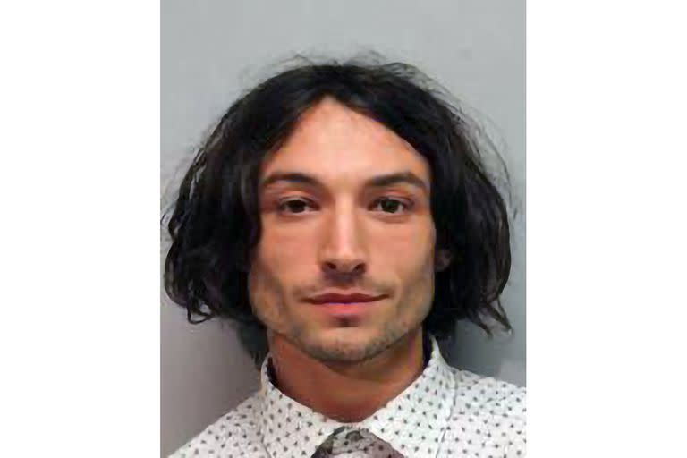 El actor Ezra Miller quien fue arrestado y acusado de desorden público en Hawaii en varias oportunidades 