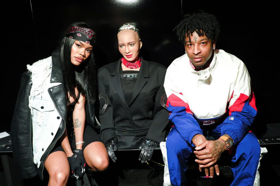 Sophia The Robot posierte am Samstag bei der Fashion-Show von Designer Alexander Wang in Brooklyn neben den Stars Teyana Taylor und Rapper 21 Savage. (Bild: REX)