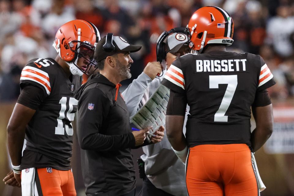 Browns coach Kevin Stefanski speaks with quarterback Jacoby Brissett during the second quarter against the Pittsburgh Steelers at FirstEnergy Stadium on Sept. 22, 2022.